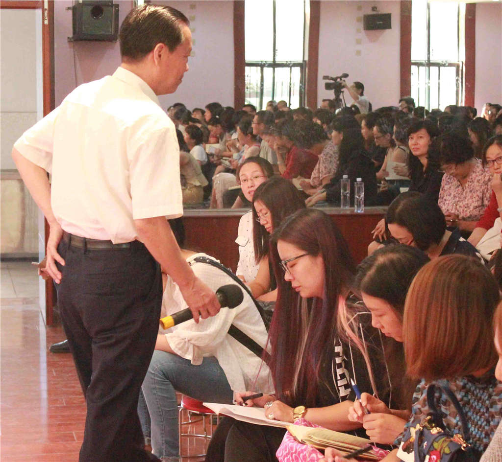 精英未来学校成立首届家长学校